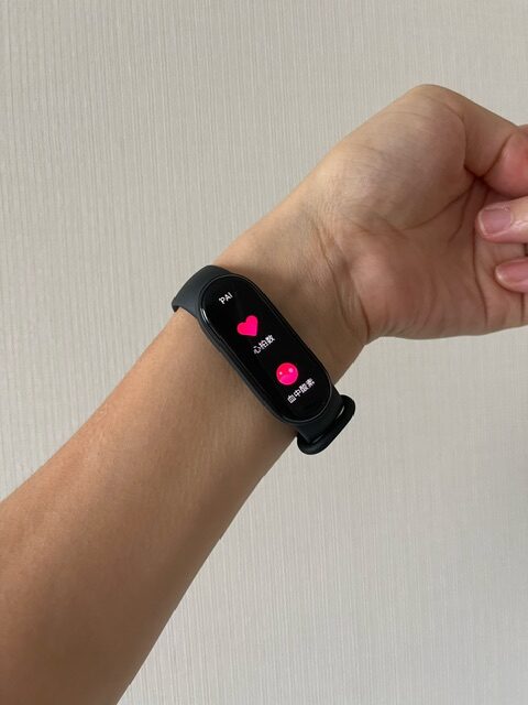 腕とシャオミスマートバンド8