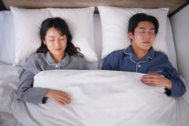 眠る夫婦