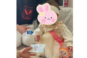 選び取りカードを行う女の子