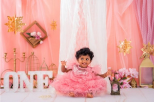 1歳の誕生日を祝う女の子