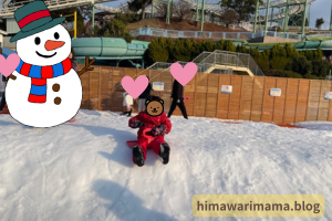 5歳の子どもがひらパーの雪遊びでソリをしているところ