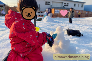 5歳の子どもがひらパーの雪遊びでお城を作っているところ