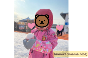 2歳の子どもがひらパーの雪遊びで遊んでいるところ
