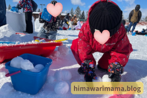 つどーむで雪遊びをする子ども